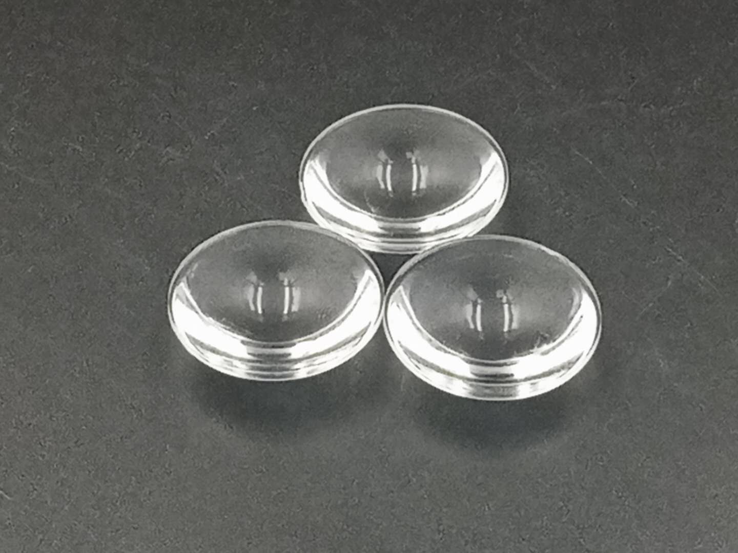 透鏡頂部設計為一內凹面自由曲面反射面